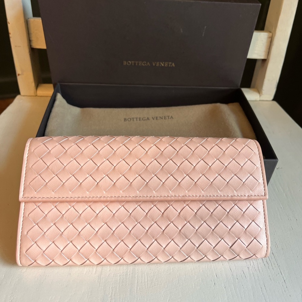 Bottega Veneta leather wallet. Brand new. Original packaging.